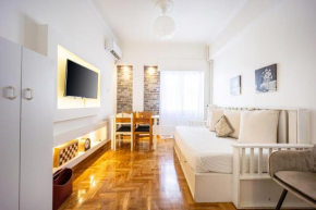 Acropolis Delux 1st FLR Aprt up 4 guests by LODGESPOT